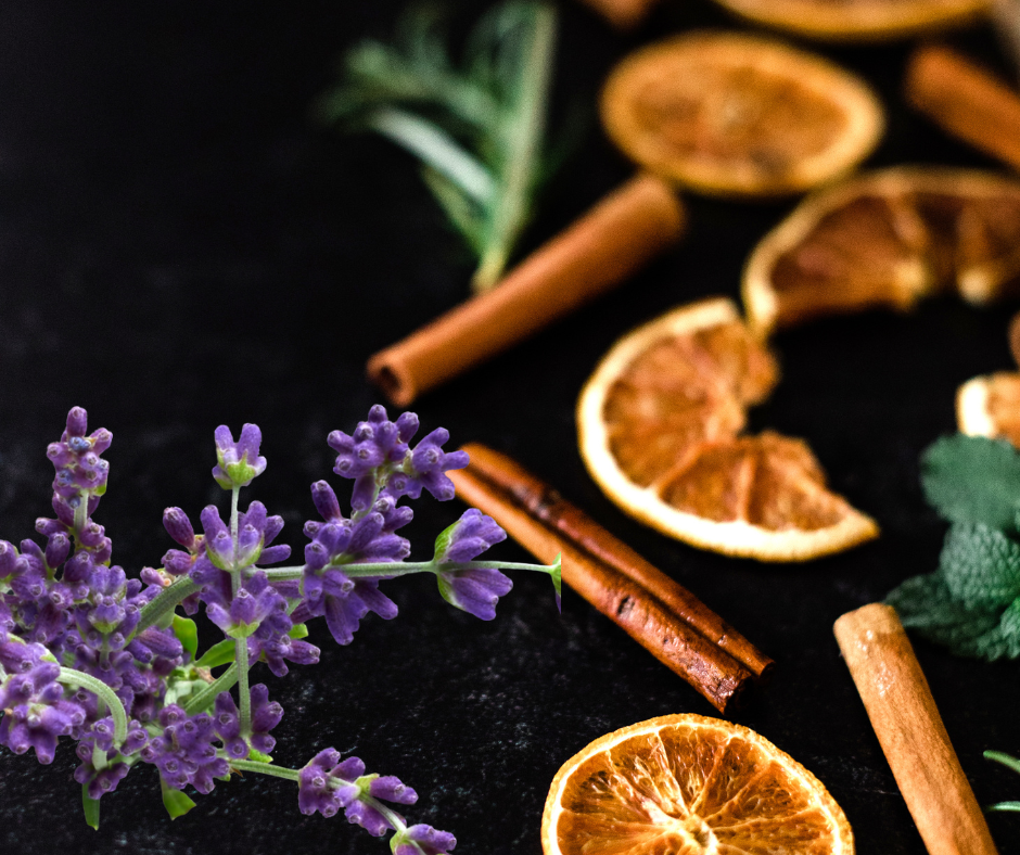 Geurbeleving Warm Orchard. Zoete appel en frisse sinaasappelschil brengen een zachte fruitige warmte, verweven met kruidige kaneel en een vleugje lavendel. Muskus rondt de geur af met een knusse, rustgevende zachtheid.