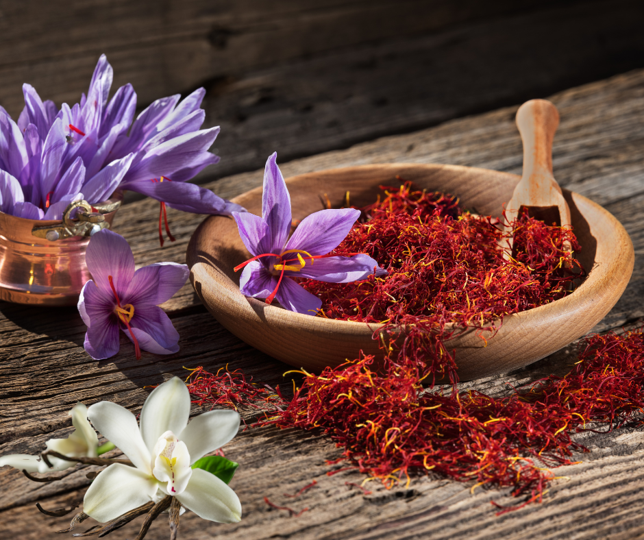 Geurbeleving Amber Glow. Warme saffraan en kruidige kruidnagel openen de geur, gevolgd door een houtachtig hart van cederhout en sandelhout, met een zachte basis van muskus en zoete vanille voor een zwoele geurbeleving.