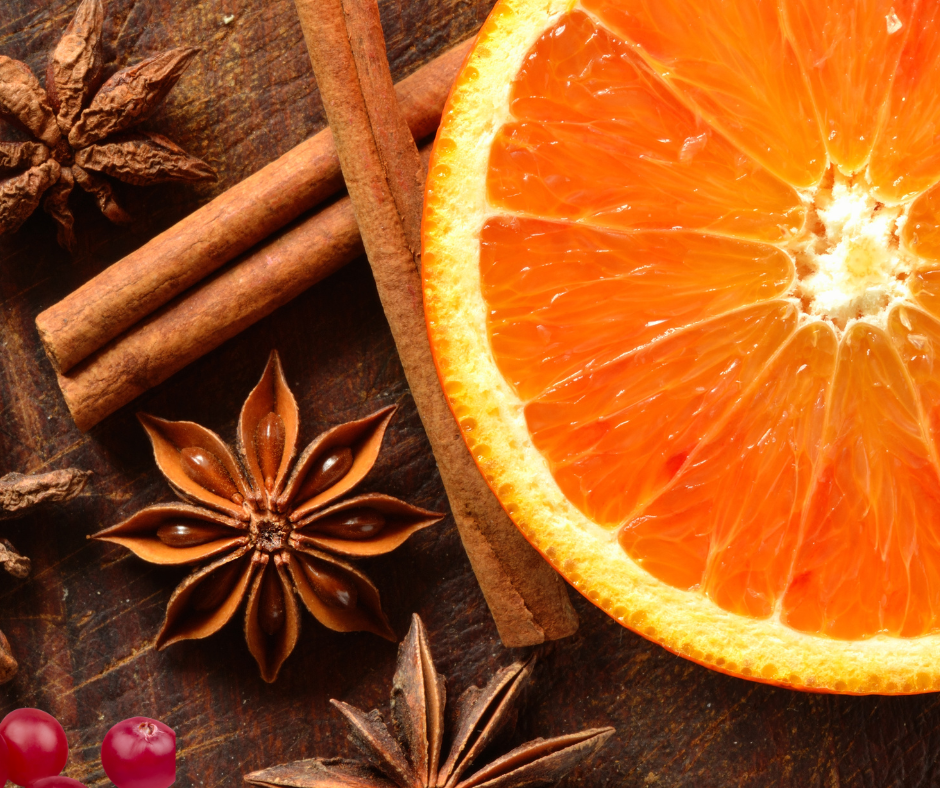 Geurbeleving Spiced Ember. Cranberry en sinaasappel brengen een sprankelende warmte, kruidige kaneel geeft pit en cederhout, muskus en vanille laten een zwoele, mysterieuze gloed achter.